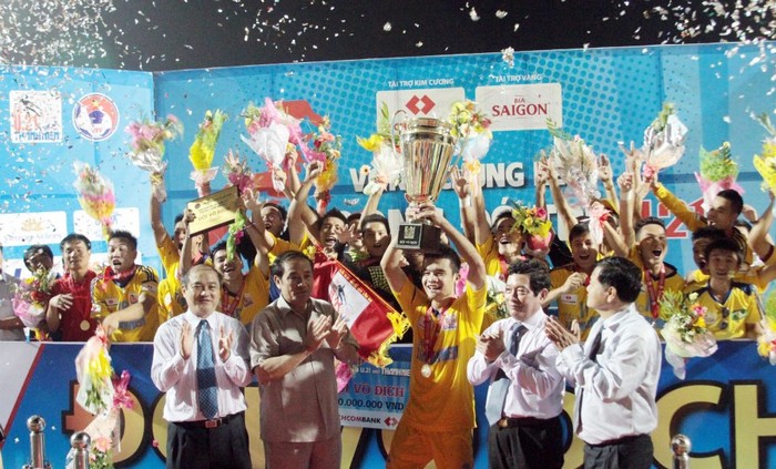 Đánh bại chủ nhà Ninh Thuận trong trận chung kết, U21 Sông Lam Nghệ An lên ngôi vô địch giải U21 Báo Thanh Niên.